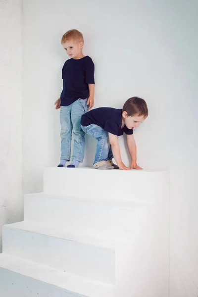 Two boys climb up the stairs — Stock Photo, Image