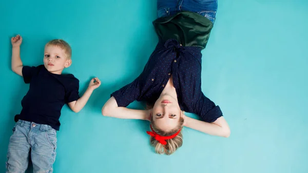 Mamá e hijos, retrato sobre fondo azul — Foto de Stock