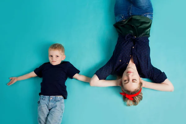 Mãe e filhos, retrato sobre fundo azul — Fotografia de Stock