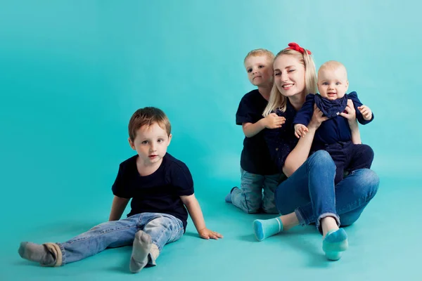 Мама и сыновья, портрет на синем фоне — стоковое фото