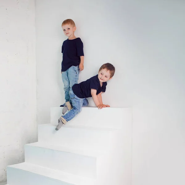 Dos chicos suben las escaleras — Foto de Stock