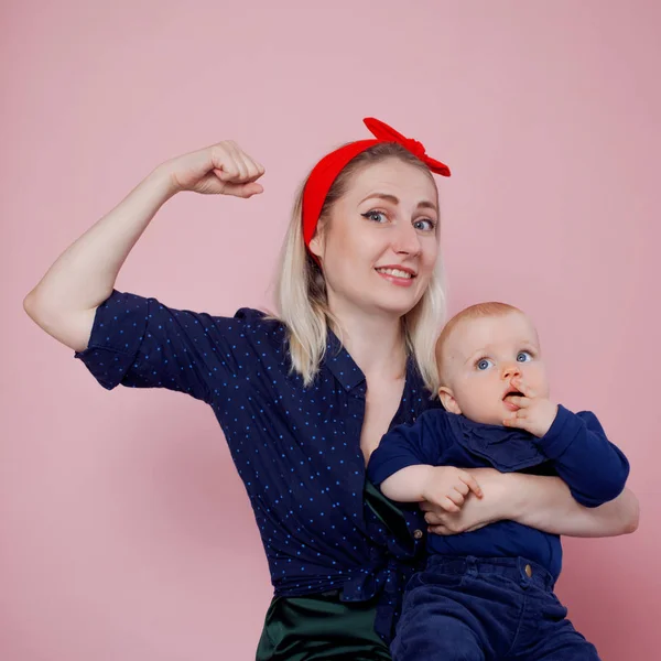 Ja, u kunt. Jonge mooie blonde moeder met een schattige baby — Stockfoto