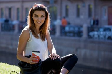 Genç güzel kadın oturup ot ve içki kahve