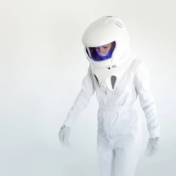 Fantástico traje espacial caminar solo en vacío. Astronauta sobre fondo blanco —  Fotos de Stock
