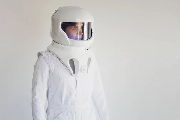 Astronauta num capacete a olhar para a direita. Fantástico traje espacial . — Fotografia de Stock