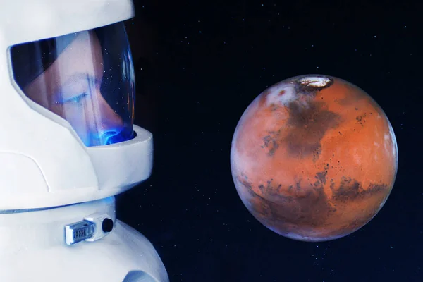 Entwicklung des Mars, Konzept. Astronaut, der den Planeten Mars betrachtet. Elemente dieses Bildes von der nasa. — Stockfoto