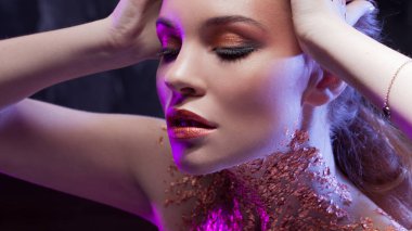 Boynundaki altın folyo ile yaratıcı görüntü güzel kızla. Mavi ve mor tonlama