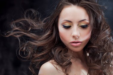 Uzun dalgalı saçlı esmer kız. Kıvırcık saç modeli ile güzel model