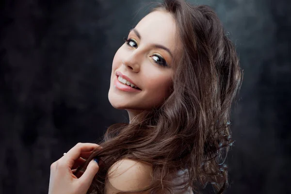 Brunette girl with long wavy hair . Beautiful model with curly hairstyle — Stock Photo, Image