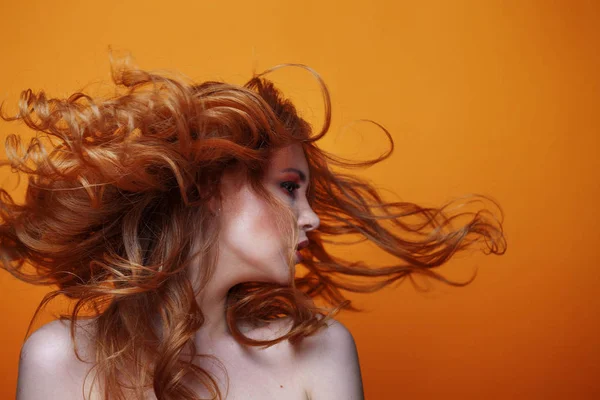 Belle fille rousse aux cheveux bouclés luxueux. Portrait studio sur fond jaune. Excellent cheveu — Photo