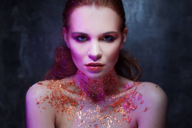 Boynundaki altın folyo ile yaratıcı görüntü güzel kızla. Mavi ve mor tonlama