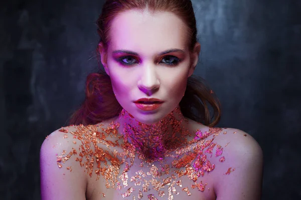 Boynundaki altın folyo ile yaratıcı görüntü güzel kızla. Mavi ve mor tonlama