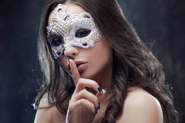 Geheimnisvolle und schöne Brünette mit venezianischer Maske. — Stockfoto
