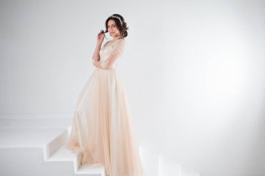 Bir gelinlik güzel bir kız portresi. Gelin Instalar lüks elbise, merdivenleri kadar