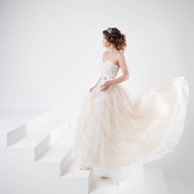 Gelecekteki mutluluk yolunda gidiyor gelin kavramı. Bir gelinlik güzel kız.