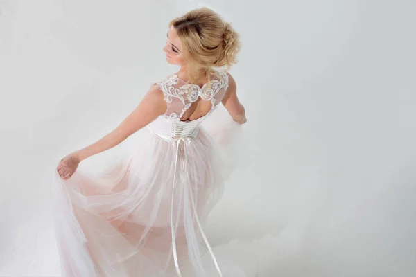 ウェディング ドレスを着た美しい少女の肖像画。花嫁は、白い背景を踊る。トップ ビュー — ストック写真
