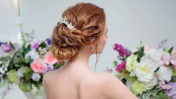 Visão traseira da jovem noiva incrível. Assento de mulher cabeça vermelha na cadeira. Penteado elegante . — Fotografia de Stock