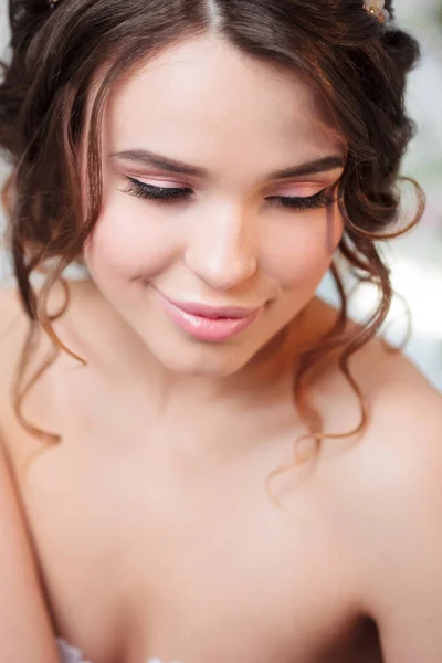 Menina atraente com belas pestanas. Close-up — Fotografia de Stock