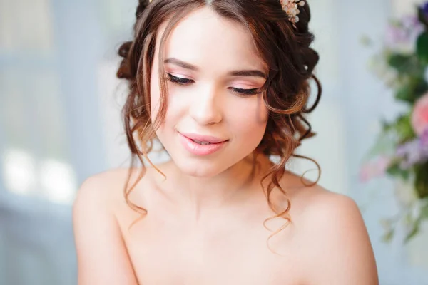 Retrato de novia hermosa en vestido de novia —  Fotos de Stock