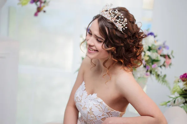Belle fille en robe de mariée assise et souriante . — Photo