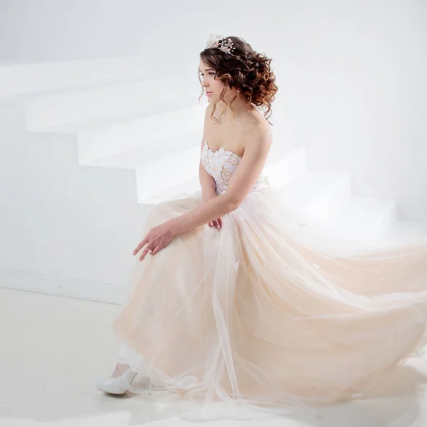 Koncept nevěstu jít směrem k budoucí štěstí. Krásná dívka ve svatebních šatech. — Stock fotografie