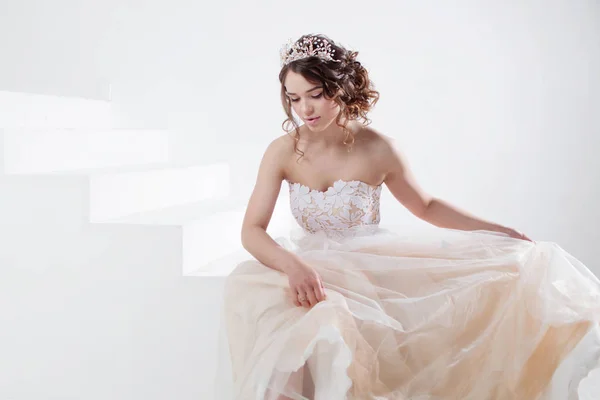 Fogalmának menyasszony megy jövőbeli boldogság felé. Gyönyörű lány, egy esküvői ruha. — Stock Fotó