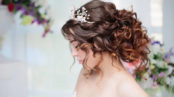 Retrato de novia hermosa en vestido de novia —  Fotos de Stock