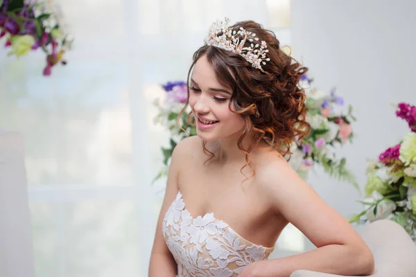 Belle fille en robe de mariée assise et souriante . — Photo