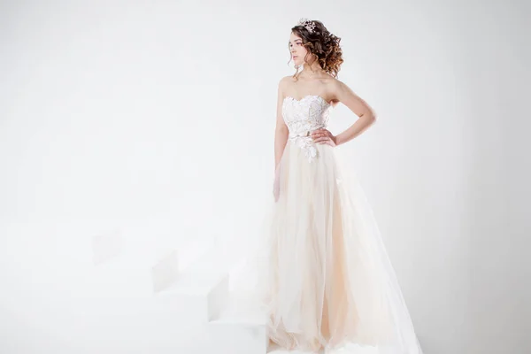 Konzept der Braut in Richtung zukünftiges Glück. schöne Mädchen in einem Hochzeitskleid. — Stockfoto