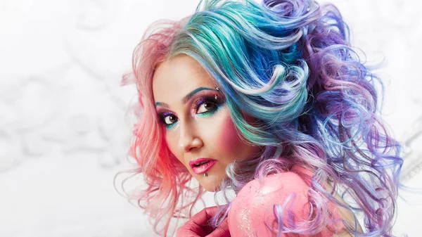Schöne Frau mit hellen Haaren. helle Haarfarbe, Frisur mit Locken. — Stockfoto