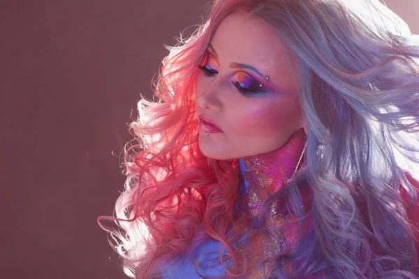 Όμορφη γυναίκα με λαμπερά μαλλιά. Χρώμα λαμπερό μαλλιών, χτένισμα με μπούκλες. — Φωτογραφία Αρχείου