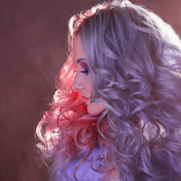 Красивая женщина с яркими волосами. Яркий цвет волос, прическа с кудряшками . — стоковое фото