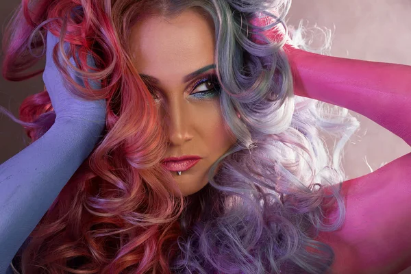 Όμορφη γυναίκα με λαμπερά μαλλιά. Ζωγραφική σώματος και φωτεινά μαλλιών χρωματισμού — Φωτογραφία Αρχείου