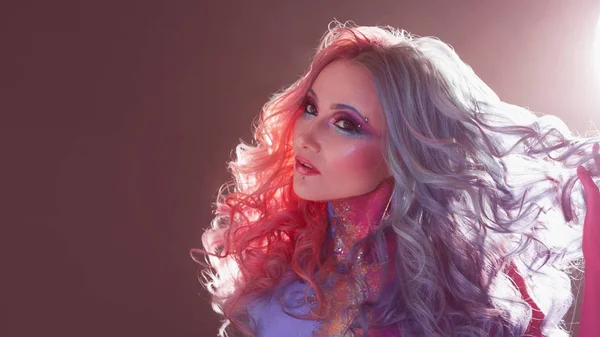 Bella donna con i capelli luminosi. Colore dei capelli luminoso, acconciatura con riccioli . — Foto Stock