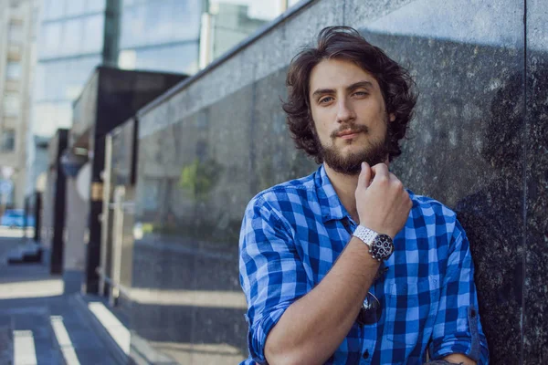 Retrato de un joven guapo y elegante en la calle. El tipo de la camisa azul — Foto de Stock