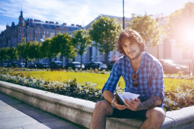 Genç okuma kitabı sokak, açık havada güneşli gün dostum.