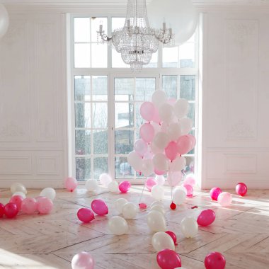 Yere büyük pencere ile lüks oturma odası. Sarayı pembe balonlarla dolu