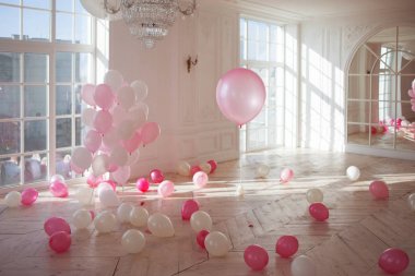 Çok parlak beyaz odası klasik bir tarzda. Pembe Balonlar, bir sürü kimse.