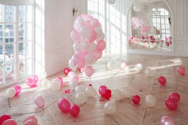 Yere büyük pencere ile lüks oturma odası. Sarayı pembe balon ile doldurulur. kimse