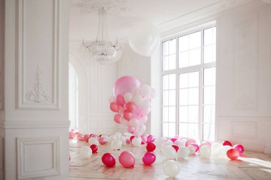 Yere büyük pencere ile lüks oturma odası. Sarayı pembe balonlarla dolu