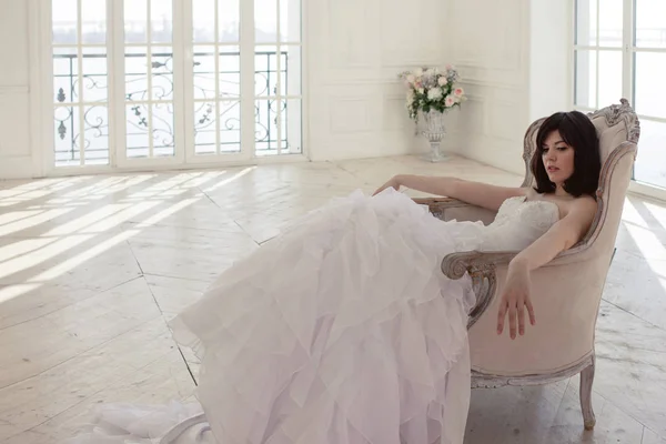 Mujer joven en vestido de novia en el interior de lujo con una masa de globos de color rosa y blanco . — Foto de Stock