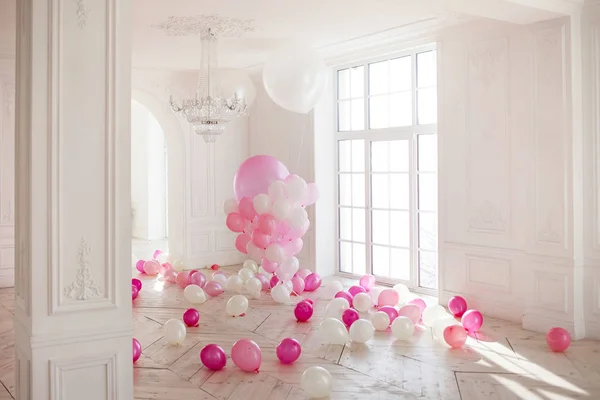 Lussuoso soggiorno con ampia finestra sul pavimento. Palazzo è pieno di palloncini rosa — Foto Stock