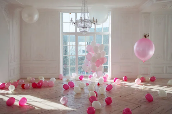 Luksusowy salon z dużym oknem, na podłodze. Pałac jest pełen różowy balony — Zdjęcie stockowe