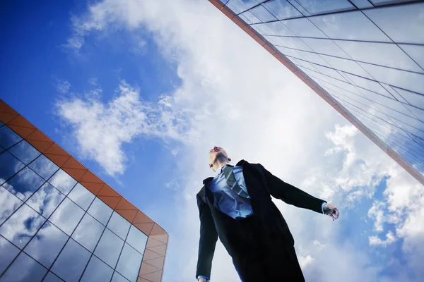 Uomo d'affari che guarda il cielo. Il concetto di una persona ambiziosa, definizione degli obiettivi — Foto Stock