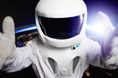 Astronot uzayda siyah bir zemin üzerine. Bazı insanlar bir kask içinde. Yüz için boş alan