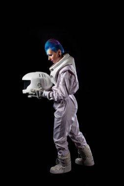 Siyah bir arka plan yüz sanat uzay giysisi içinde olan bir genç kadın astronot. Sola gider
