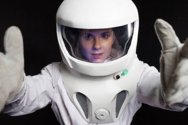 Astronot uzayda siyah bir zemin üzerine. Bir kask içinde genç bir kadın portresi. alanı kaşifler.