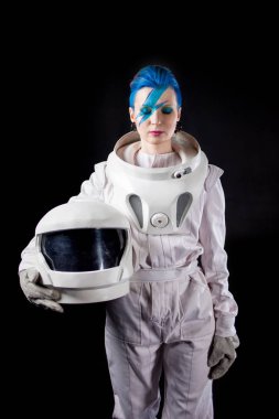 Siyah bir arka plan yüz sanat uzay giysisi içinde olan bir genç kadın astronot. Kask elinde