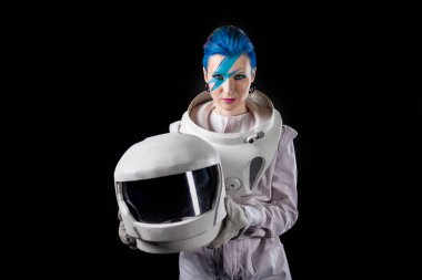 Siyah bir arka plan yüz sanat uzay giysisi içinde olan bir genç kadın astronot. Kask elinde