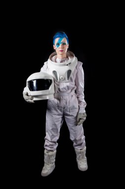 Siyah bir arka plan yüz sanat uzay giysisi içinde olan bir genç kadın astronot. Kask elinde